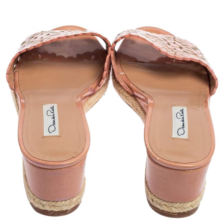 مملوكة مسبقًا Oscar de la Renta Pink Patent Leather Wedge Sandals Size 39.5