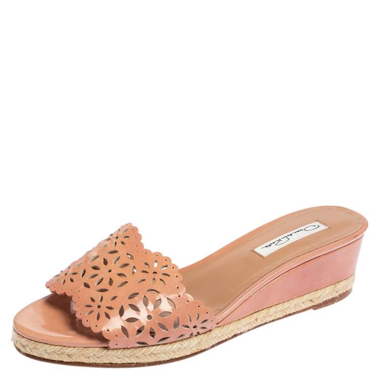 مملوكة مسبقًا Oscar de la Renta Pink Patent Leather Wedge Sandals Size 39.5