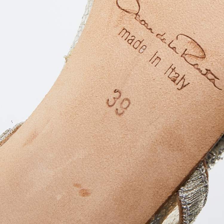 مملوكة مسبقًا Oscar de la Renta Metallic Gold Crinkled Leather Ambria Embroidered Cut Out Sandals Size 39