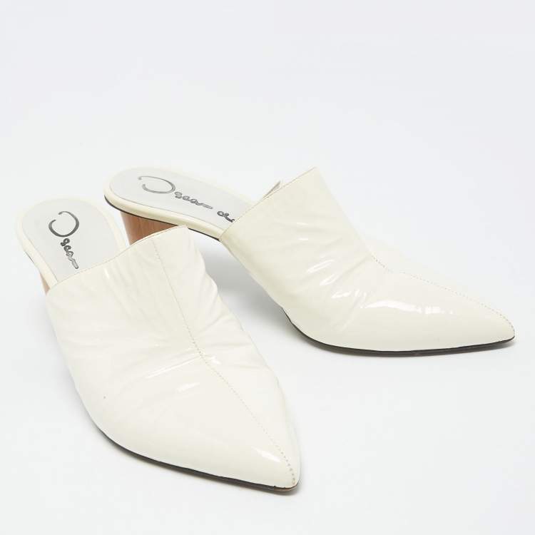 مملوكة مسبقًا Oscar de la Renta Off White Patent Leather Pointed Toe Mules Size 40