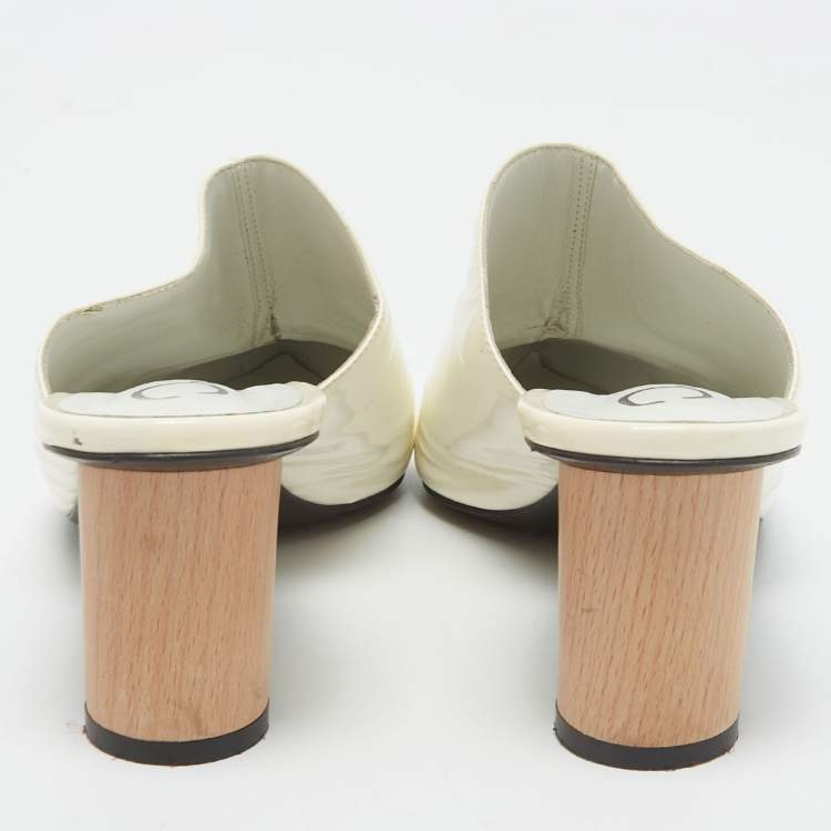 مملوكة مسبقًا Oscar de la Renta Off White Patent Leather Pointed Toe Mules Size 40