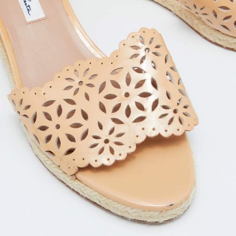 Pre Owned Oscar de la Renta Beige Patent Leather Laser Cut Detail Wedge Espadrille Slide Sandals Sizes 36