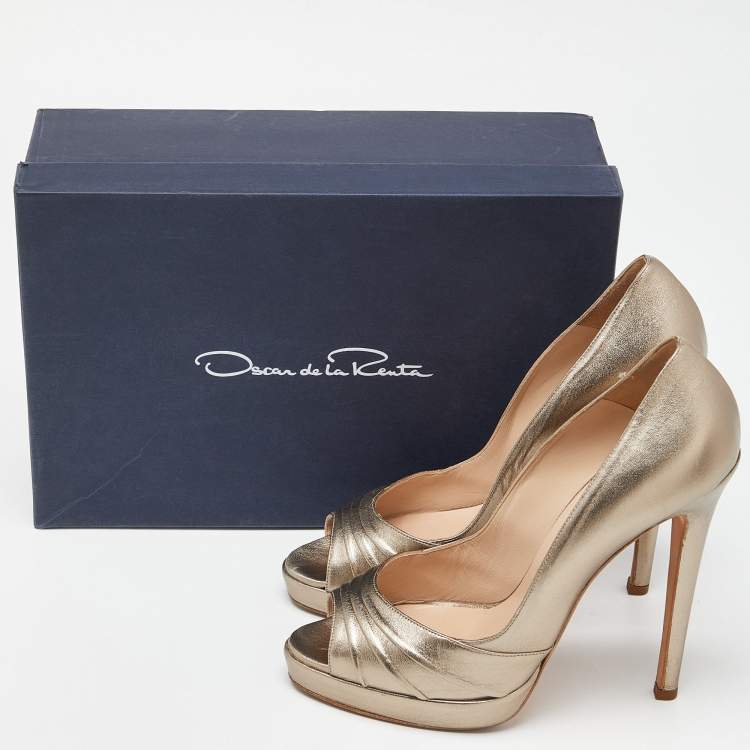 Pre Owned Oscar de la Renta Metallic Gold Leather Peep Toe Platform Pumps Size 40
