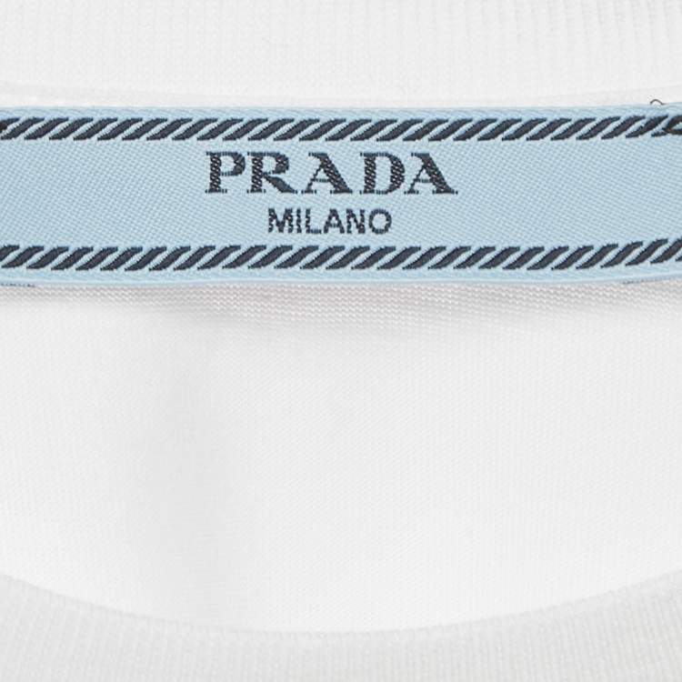 مملوكة مسبقًا تي شيرت برادا قطن أبيض بتفاصيل تقاطع مُصممة بشعار مثلث مقاس متوسط - ميديم