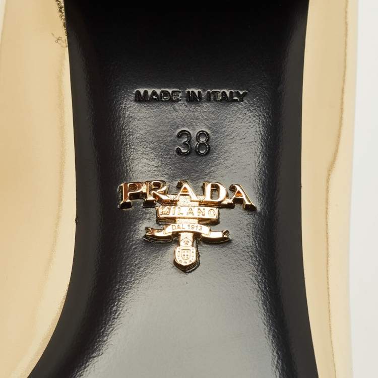 مملوكة مسبقًا Prada Size 38 Gold Leather Loafer Pumps