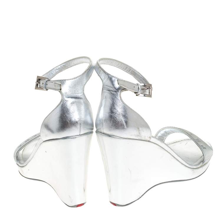 مملوكة مسبقًا Prada Silver Leather And Nylon Logo Strap Wedge Ankle Strap Sandals Size 40 