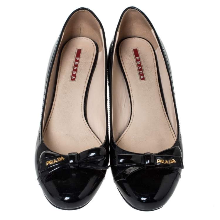 مملوكة مسبقًا Prada Sport Patent Leather Bow Round Toe Pumps Size 39