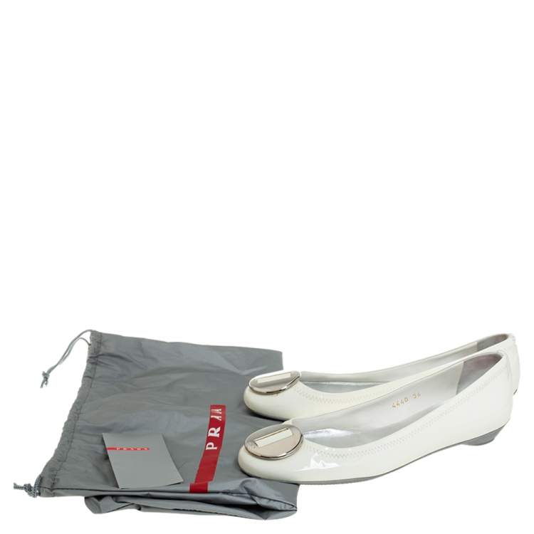 مملوكة مسبقًا Prada  White Patent Leather Ballet Flats Size 36