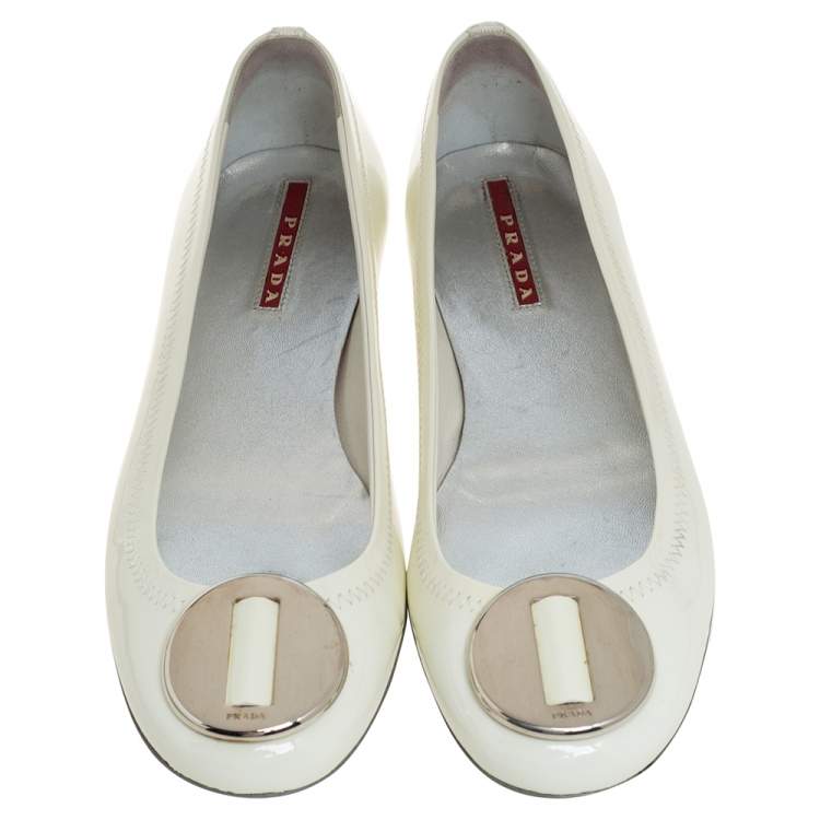 مملوكة مسبقًا Prada  White Patent Leather Ballet Flats Size 36