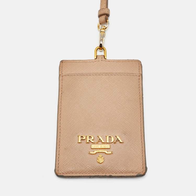 مملوكة مسبقًا حامل شارة برادا جلد سافيانو لاتيه بيج مع حبل رقبة