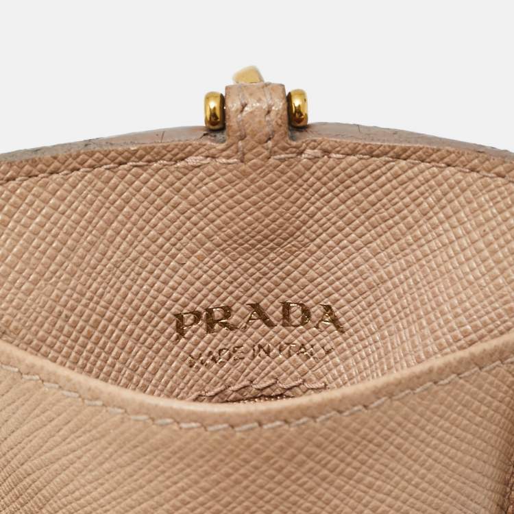 مملوكة مسبقًا حامل شارة برادا جلد سافيانو لاتيه بيج مع حبل رقبة