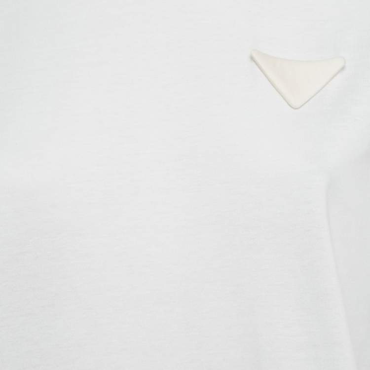 Pre Owned تي شيرت برادا قطن أبيض بتفاصيل تقاطع مُصممة بشعار مثلث مقاس متوسط - ميديم