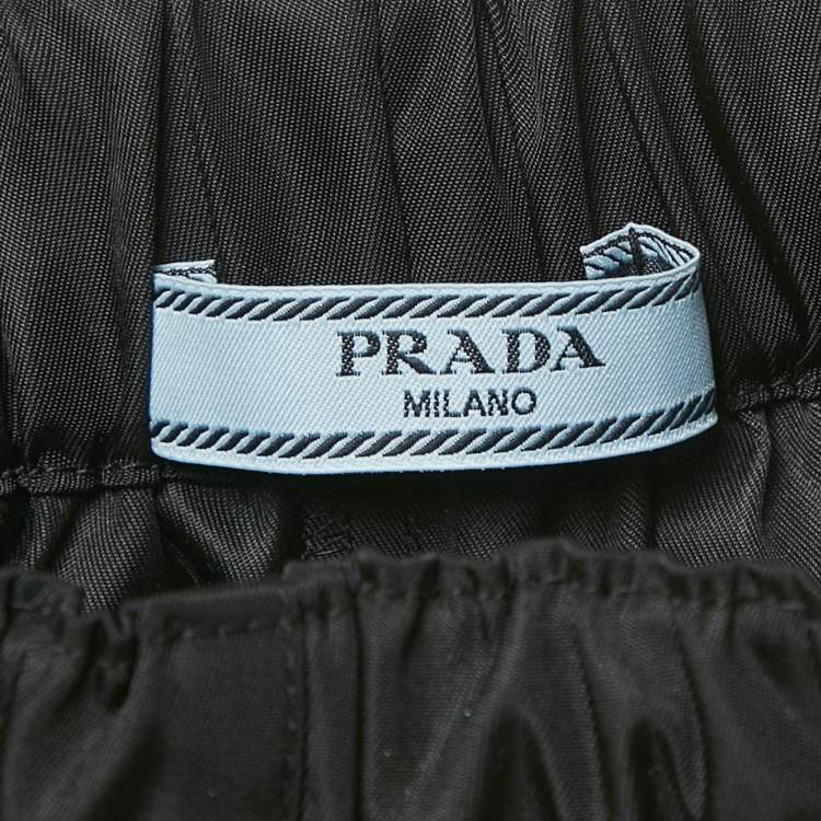 مملوكة مسبقًا Prada Black Triangle Enamel Logo Re-Nylon Shorts S