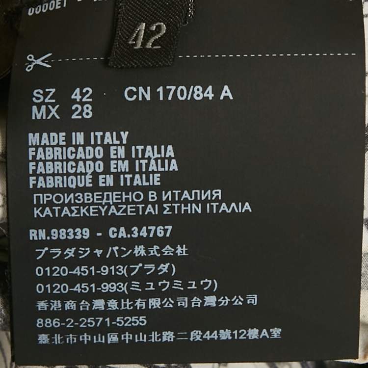 مملوكة مسبقًا قميص برادا بالتعاون مع بريجيد إلفا بطبعة كوميكس باللون الأبيض مصنوع من القطن وبأزرار للأعلى مقاس متوسط - ميديم