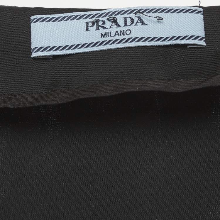 Pre Owned تنورة برادا ساتان سوداء بتقليم ريش ميدي مقاس كبير