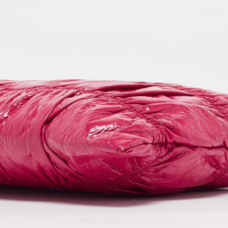 مملوكة مسبقًا Prada Fuchsia Vernice Gaufre Leather Top Zip Clutch