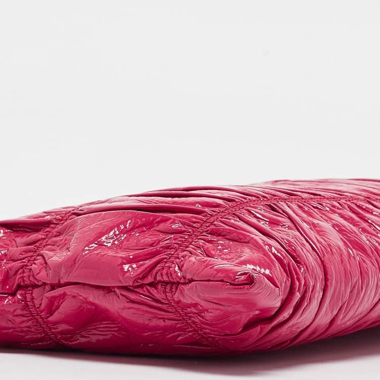 مملوكة مسبقًا Prada Fuchsia Vernice Gaufre Leather Top Zip Clutch