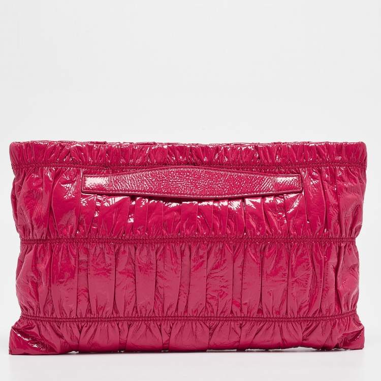 مملوكة مسبقًا Prada Fuchsia Vernice Gaufre Leather Top Zip Clutch