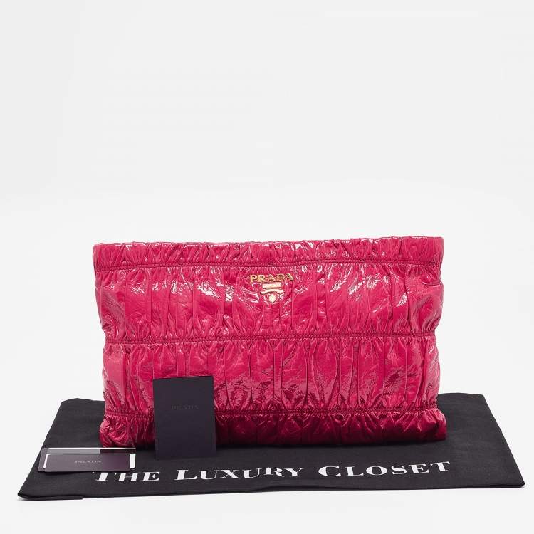 مملوكة مسبقًا Prada Fuchsia Vernice Gaufre Leather Top Zip Clutch