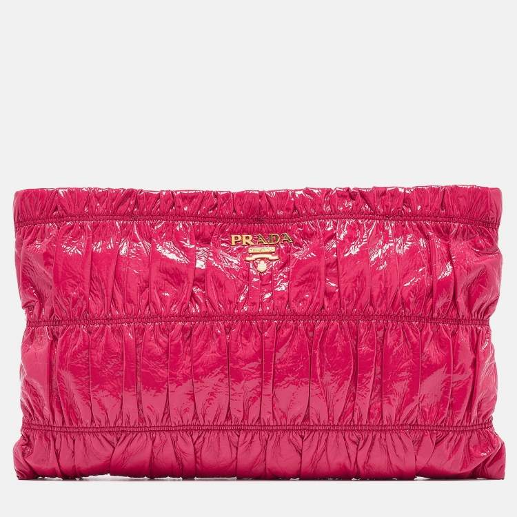 مملوكة مسبقًا Prada Fuchsia Vernice Gaufre Leather Top Zip Clutch