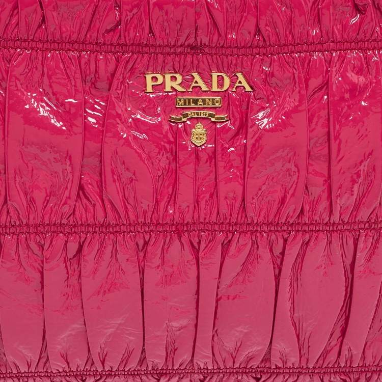 مملوكة مسبقًا Prada Fuchsia Vernice Gaufre Leather Top Zip Clutch