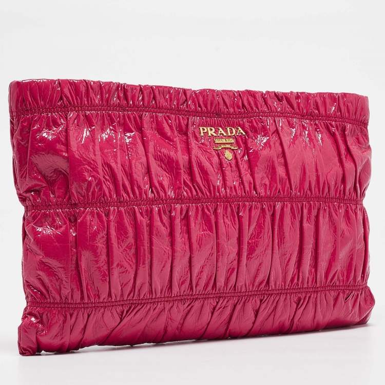 مملوكة مسبقًا Prada Fuchsia Vernice Gaufre Leather Top Zip Clutch