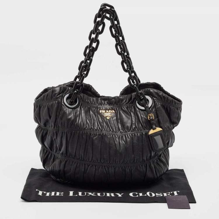 مملوكة مسبقًا Prada Black Gaufre Leather Chain Hobo