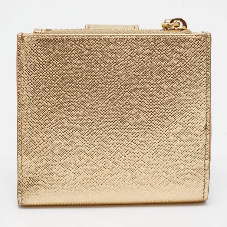 مملو�كة مسبقًا Prada Gold Saffiano Metal Leather Flap Zip Card Case