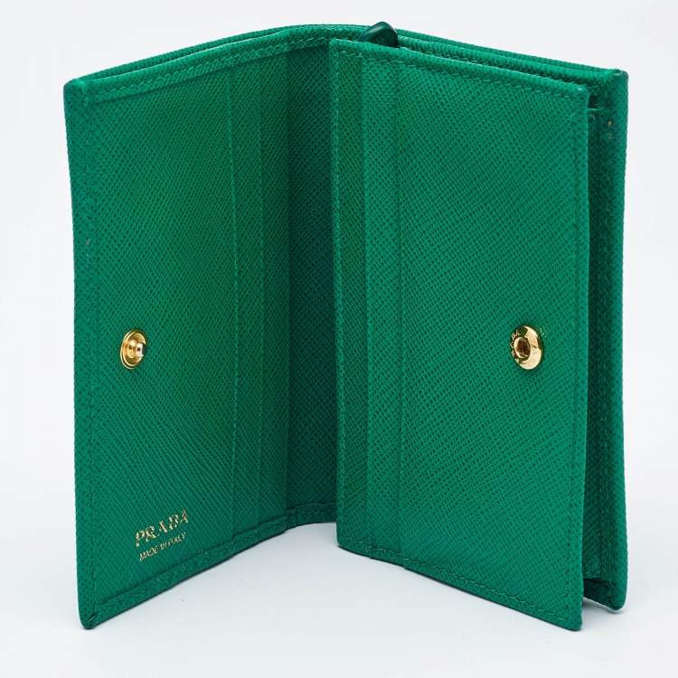 مملوكة مسبقًا Prada Green Saffiano Leather Logo Flap Card Case