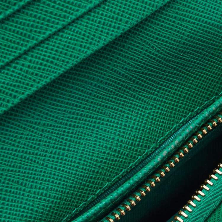 مملوكة مسبقًا Prada Green Saffiano Leather Logo Flap Card Case