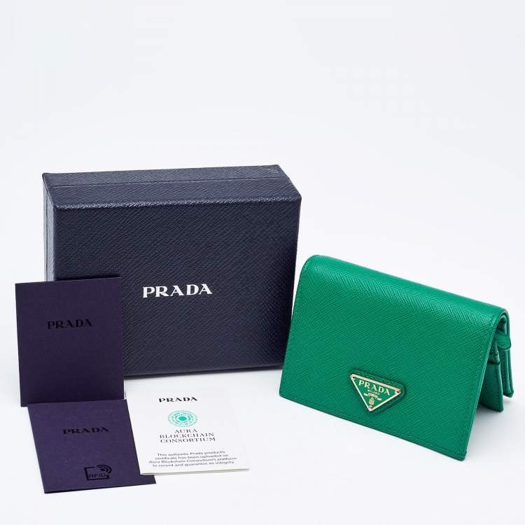 مملوكة مسبقًا Prada Green Saffiano Leather Logo Flap Card Case