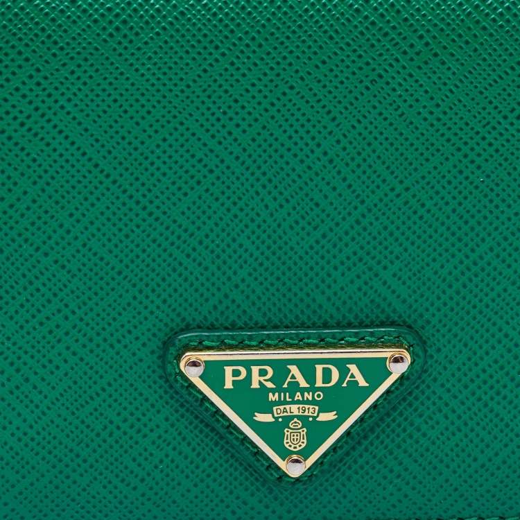 مملوكة مسبقًا Prada Green Saffiano Leather Logo Flap Card Case