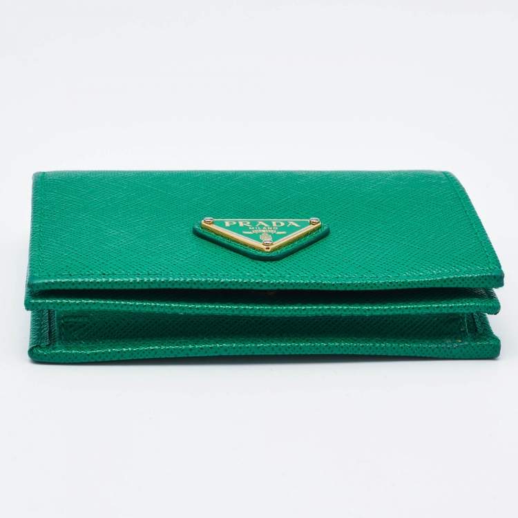 مملوكة مسبقًا Prada Green Saffiano Leather Logo Flap Card Case