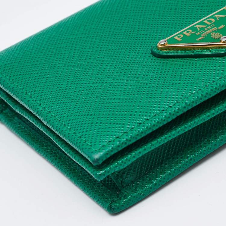 مملوكة مسبقًا Prada Green Saffiano Leather Logo Flap Card Case