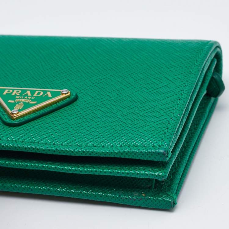 مملوكة مسبقًا Prada Green Saffiano Leather Logo Flap Card Case