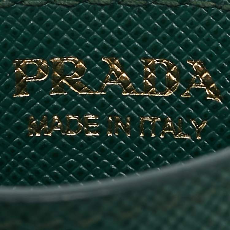 مملوكة مسبقًا Prada Green Leather Logo Card Holder