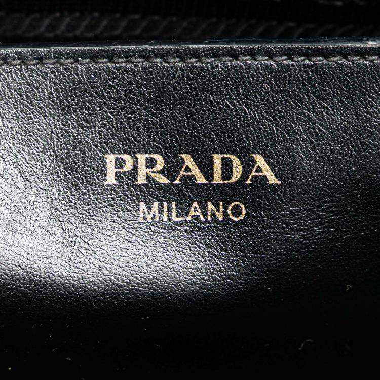 مملوكة مسبقًا Prada Black Red Bicolor Soft Calf Trimmed Saffiano Satchel