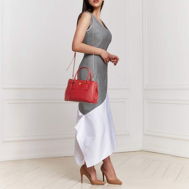 مملوكة مسبقًا Prada Red Saffiano Lux Leather Small Galleria Double Zip Tote