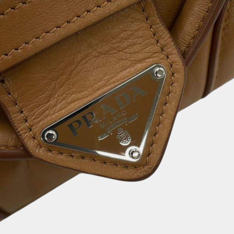 مملوكة مسبقًا Prada Brown Nappa Soft Padded Re Edition 2002 Moon Satchel