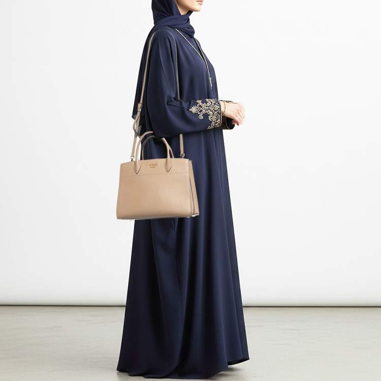 مملوكة مسبقًا Prada Bibliotheque Beige Saffiano Leather Tote