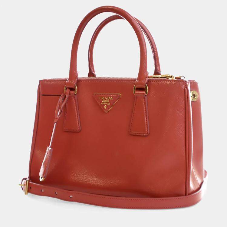 مملوكة مسبقًا Prada Small Saffiano Vernice Galleria Tote