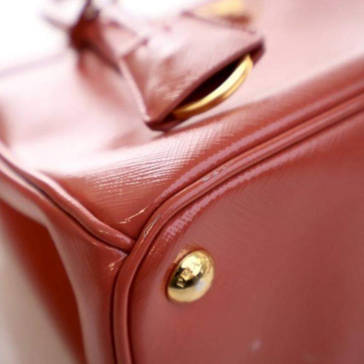 مملوكة مسبقًا Prada Small Saffiano Vernice Galleria Tote