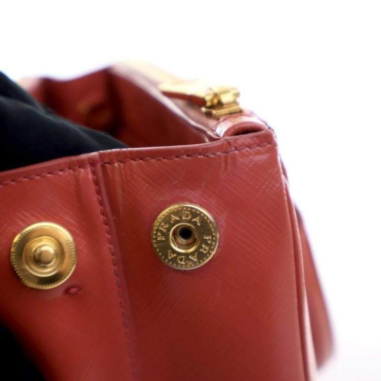 مملوكة مسبقًا Prada Small Saffiano Vernice Galleria Tote