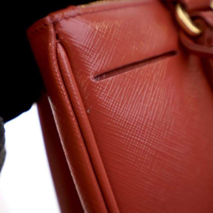 مملوكة مسبقًا Prada Small Saffiano Vernice Galleria Tote