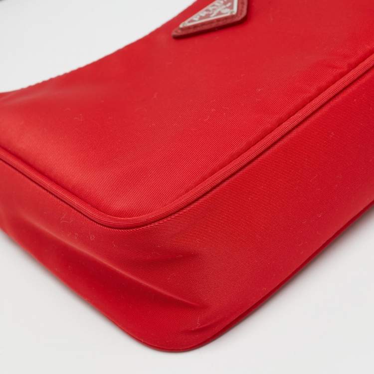 Pre Owned Prada Re-Edition 2000 Red Nylon Shoulder Bag