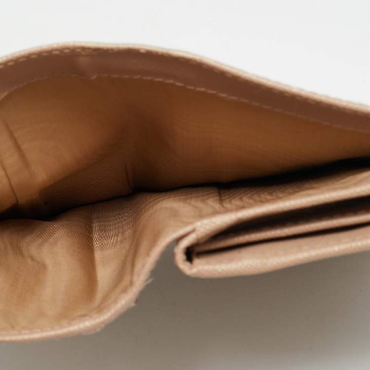 مملوكة مسبقًا Prada Beige Saffiano Leather Flap French Wallet