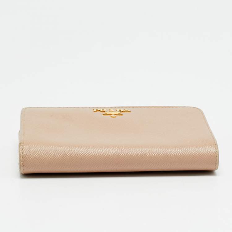 مملوكة مسبقًا Prada Beige Saffiano Leather Flap French Wallet