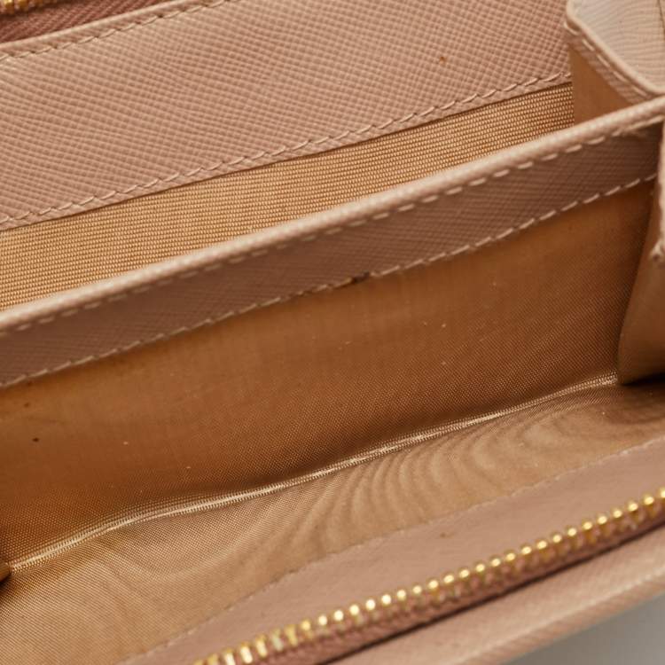 مملوكة مسبقًا Prada Beige Saffiano Leather Flap French Wallet