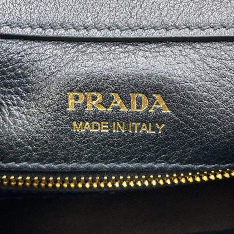 مملوكة مسبقًا Prada Handbag Black Soft Grain Leather Size Medium