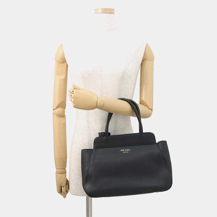 مملوكة مسبقًا Prada Handbag Black Soft Grain Leather Size Medium